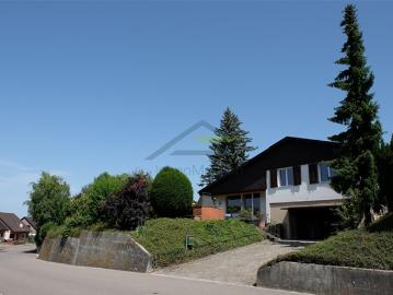 freistehendes Einfamilienhaus mit grossem Umschwung und Baulandreserve