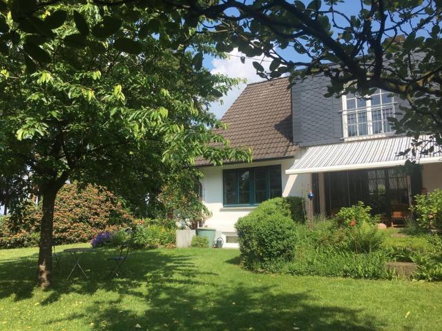 Freistehendes Einfamilienhaus mit großem Eckgrundstück, Weitblick