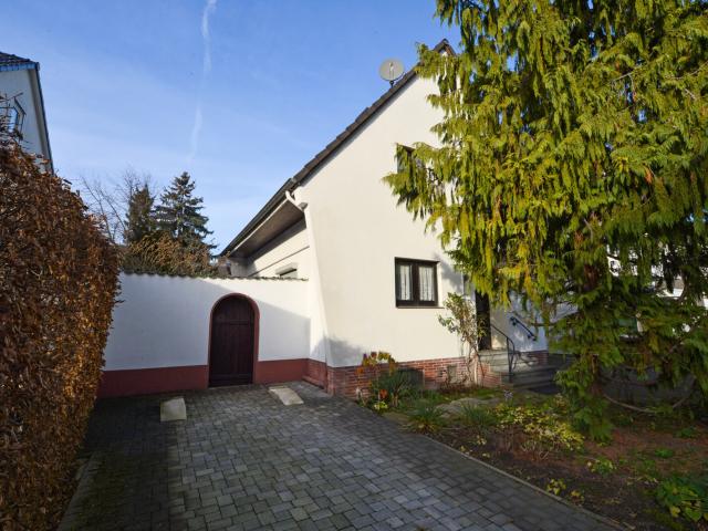Freistehendes Einfamilienhaus mit großem Garten
