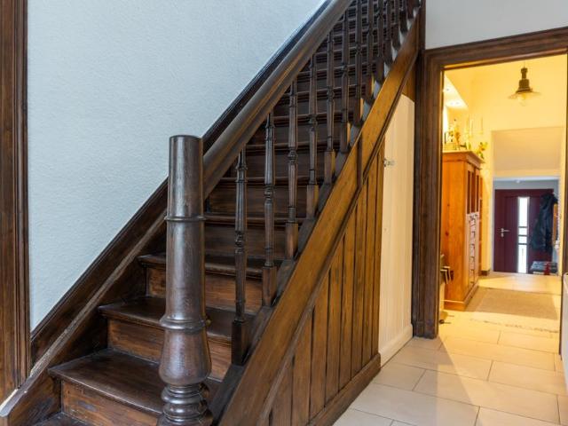 Freistehendes Einfamilienhaus mit großem Garten & 2 Garagen