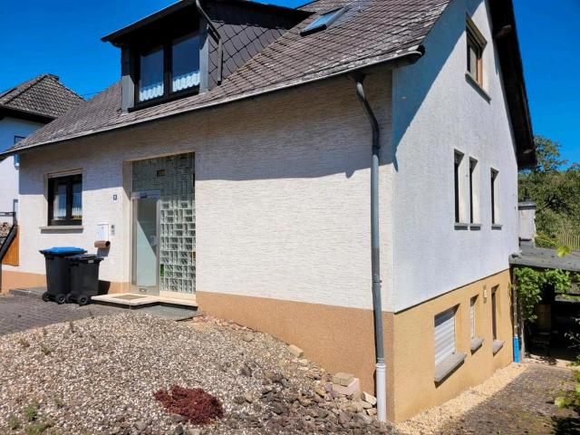Freistehendes Einfamilienhaus mit großem Garten