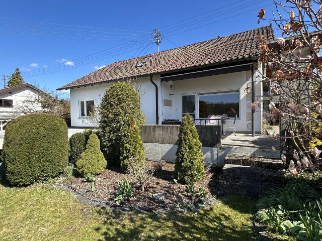 Freistehendes Einfamilienhaus mit großem Garten, Einzelgarage & einem Carport