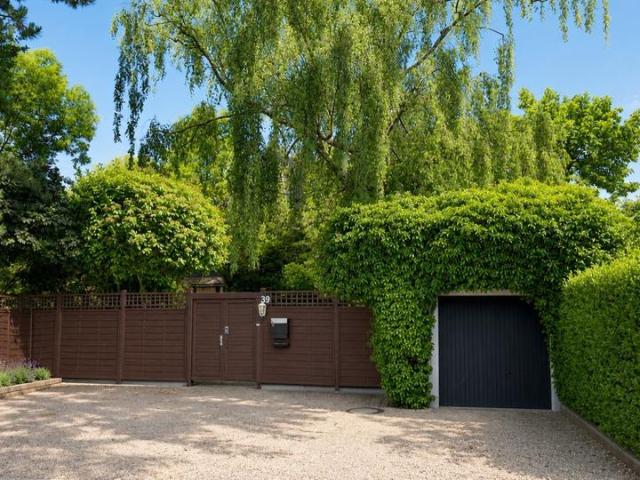 Freistehendes Einfamilienhaus mit großem Garten individuell