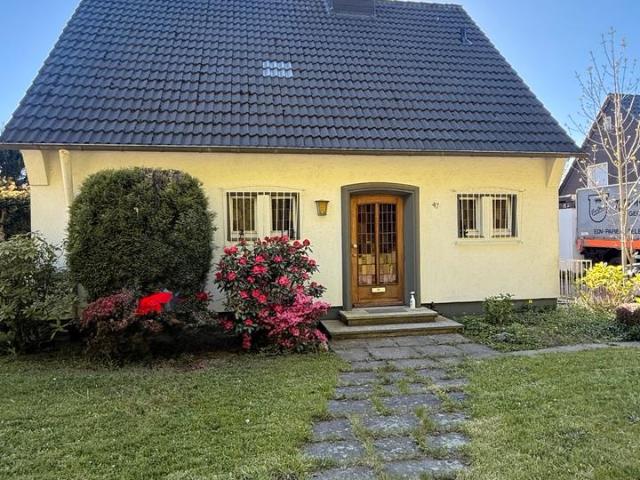 Freistehendes Einfamilienhaus mit großem Garten mit Potential