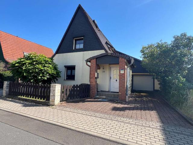 Freistehendes Einfamilienhaus mit großem Garten, Wintergarten und Doppelgarage