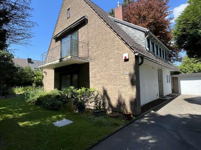 Freistehendes Einfamilienhaus mit großem Garten und Entwicklungspotenzial in Düsseldorf Lohausen