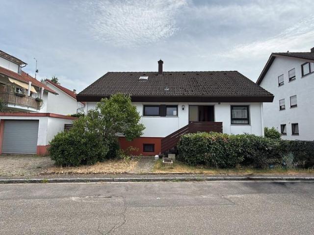 Freistehendes Einfamilienhaus mit großem Garten und Garage