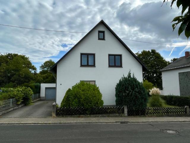 Freistehendes Einfamilienhaus mit großem Garten und Garage