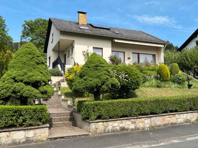 Freistehendes Einfamilienhaus mit großem Garten und Glasfaser