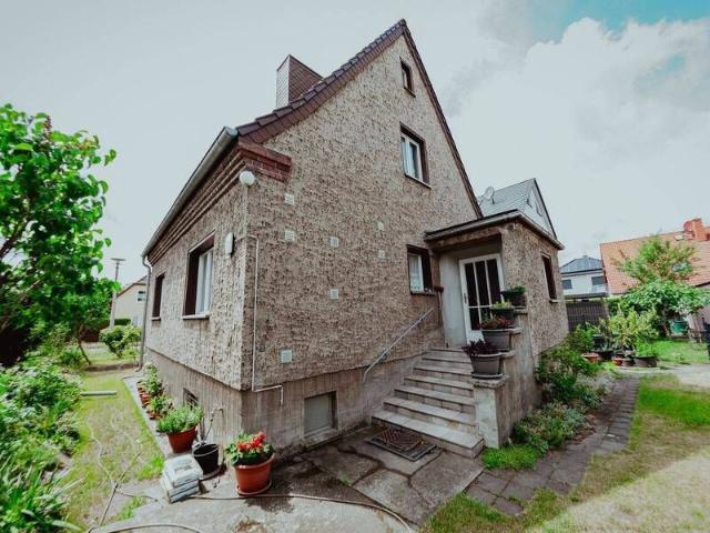Freistehendes Einfamilienhaus mit großem Grundstück in Berlin 13053