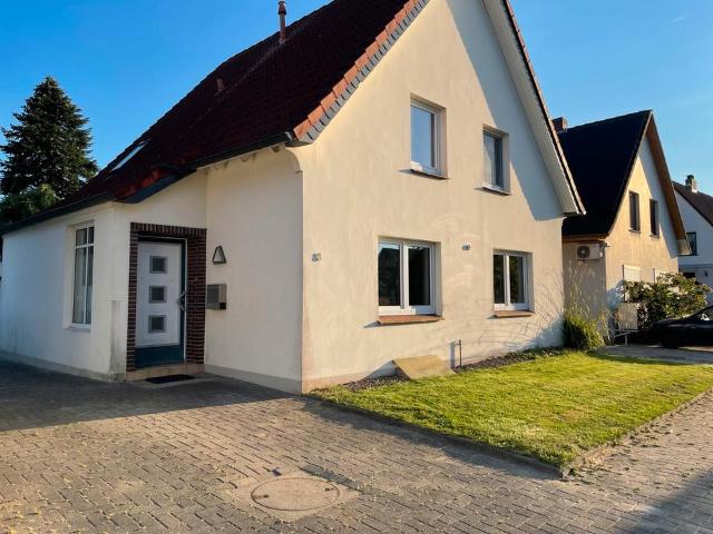 Freistehendes Einfamilienhaus mit großem Grundstück in Brake