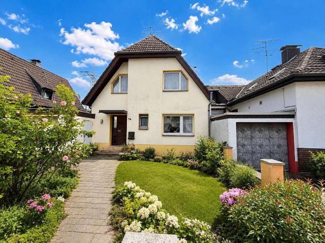 Freistehendes Einfamilienhaus mit großem Grundstück in Köln Urbach