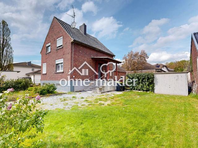 Freistehendes Einfamilienhaus mit großem Grundstück und viel Potenzial