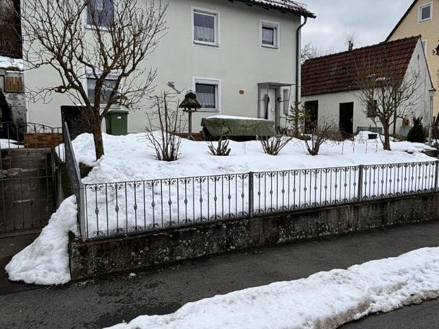 Freistehendes Einfamilienhaus mit großem Grundstück und Fernblick