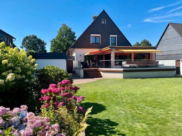 Freistehendes Einfamilienhaus mit großem Grundstück und Pool