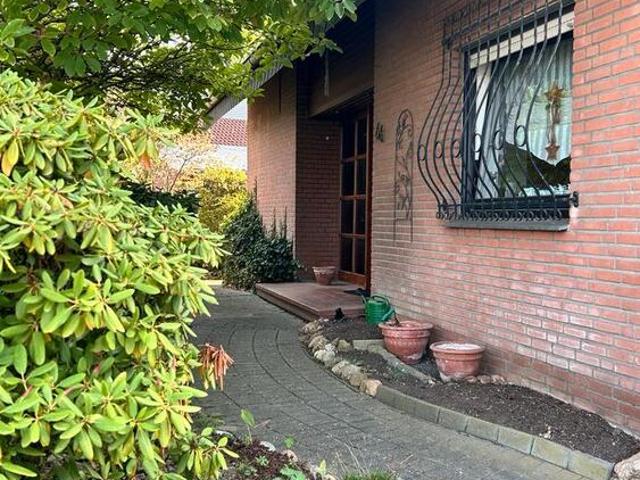 Freistehendes Einfamilienhaus mit großem Grundstück von Privat