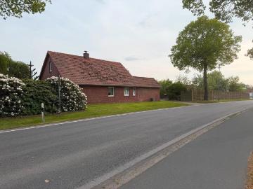 Freistehendes Einfamilienhaus mit großem Grundstück