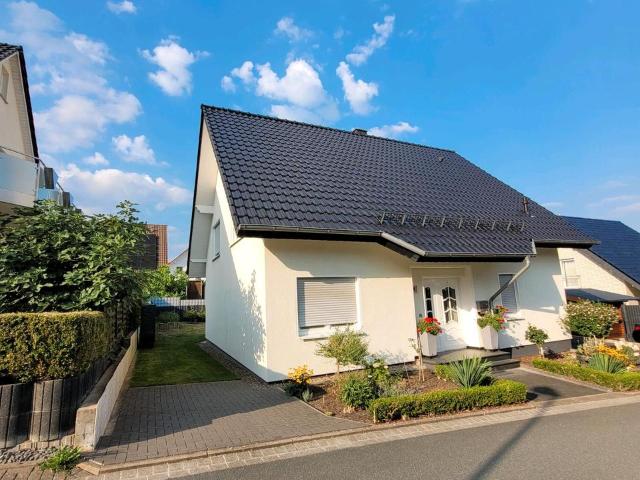 Freistehendes Einfamilienhaus mit großer Garage