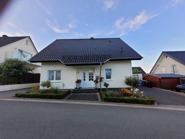 Freistehendes Einfamilienhaus mit großer Garage in Bad Driburg