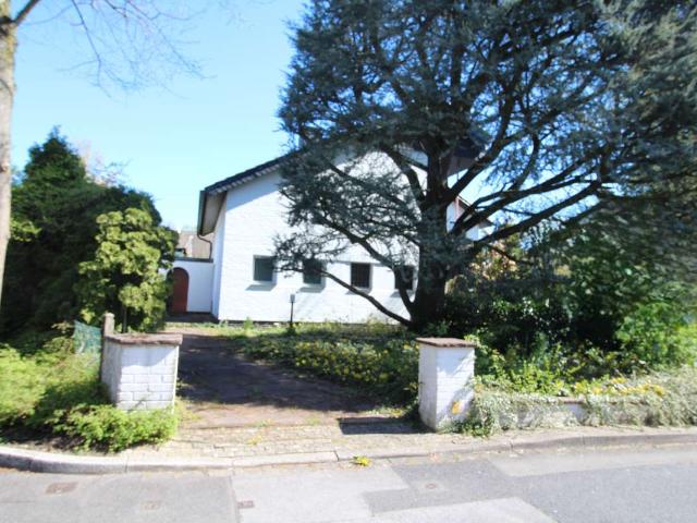 Freistehendes Einfamilienhaus mit großer Garage und Garten!
