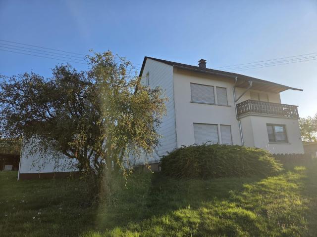 Freistehendes Einfamilienhaus mit großer Scheune auf 1.674 m² Grundstück