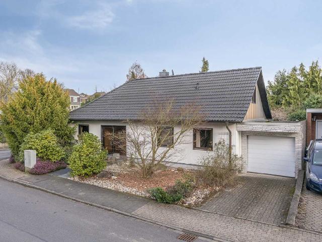 Freistehendes Einfamilienhaus mit Doppelgarage und großzügiger Wohnfläche in Ratingen Homberg