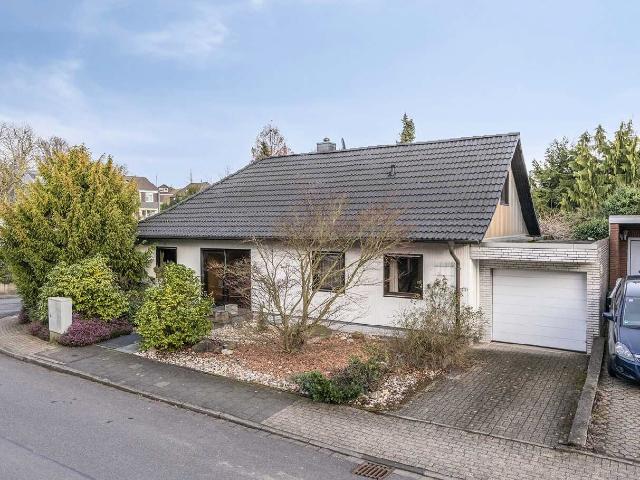 Freistehendes Einfamilienhaus mit Doppelgarage und großzügiger Wohnfläche in Ratingen Homberg