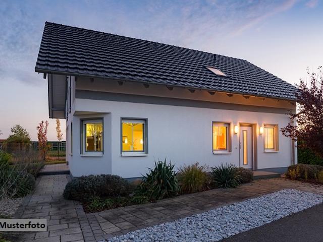 Freistehendes Einfamilienhaus mit Einlieger, Balkon und Garage