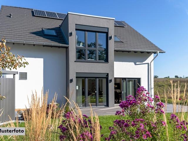 Freistehendes Einfamilienhaus mit Einlieger, Garten und Garage
