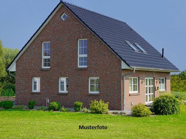 Freistehendes Einfamilienhaus mit Einlieger/Praxis und 2 Garagen