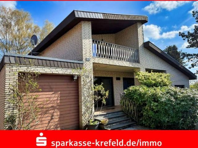 freistehendes Einfamilienhaus mit Einliegerwohnung und Garage