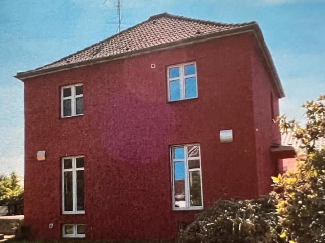 Freistehendes Einfamilienhaus mit Einliegerwohnung und Garage