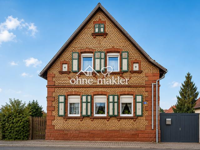 Freistehendes Einfamilienhaus mit Einliegerwohnung und großem Garten