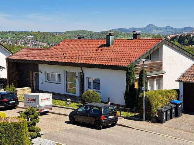 Freistehendes Einfamilienhaus mit Einliegerwohnung, Albershausen