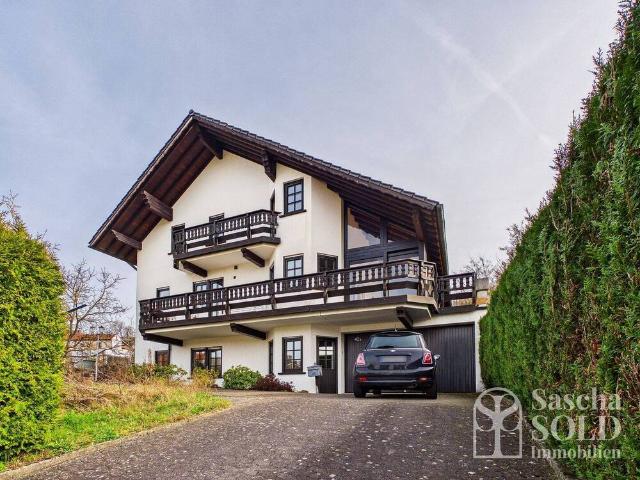 Freistehendes Einfamilienhaus mit Einliegerwohnung auf weitläufigem Grundstück mit Panoramablick