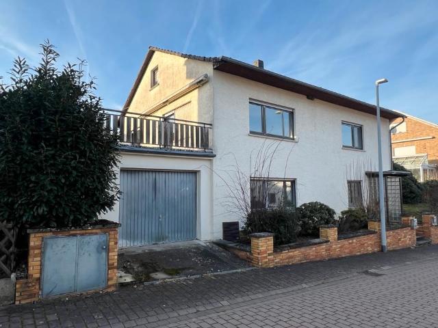 Freistehendes Einfamilienhaus mit Einliegerwohnung & Garten