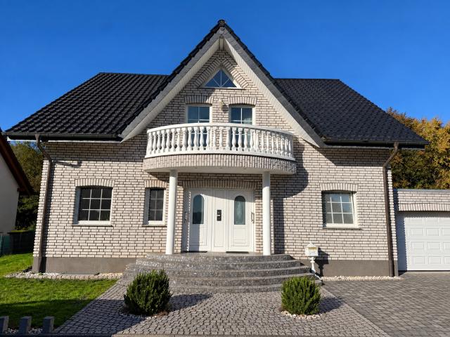 Freistehendes Einfamilienhaus mit Einliegerwohnung provisionsfrei