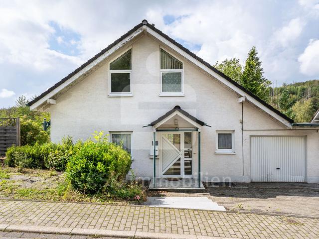Freistehendes Einfamilienhaus mit Einliegerwohnung sucht neue Bewohner!