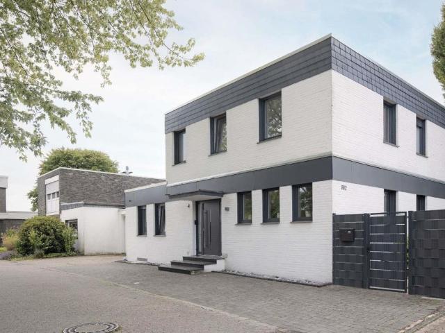 Freistehendes Einfamilienhaus mit Einliegerwhg, Garten, PV Anlage
