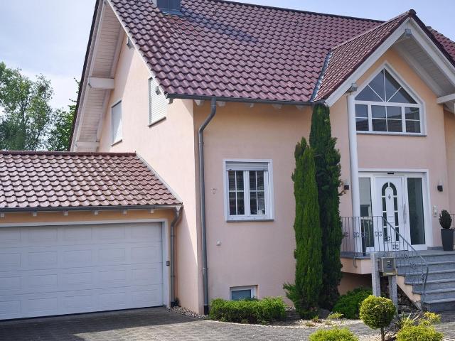 Freistehendes Einfamilienhaus mit Elw in unverbaubarer Ortsrandlage