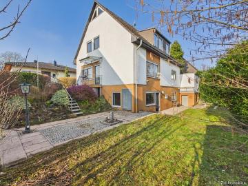 Freistehendes Einfamilienhaus mit ELW und Garage in begehrter Wohnlage