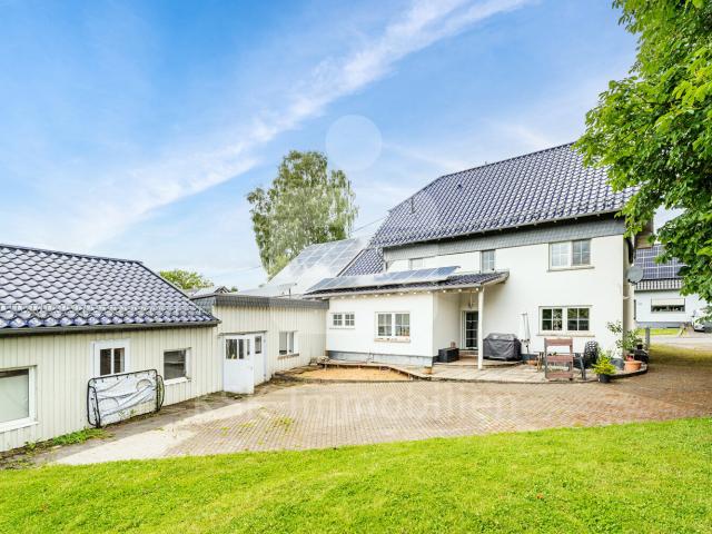 Freistehendes Einfamilienhaus mit Nebengebäuden und Sonnengrundstück in Rettersen Witthecke