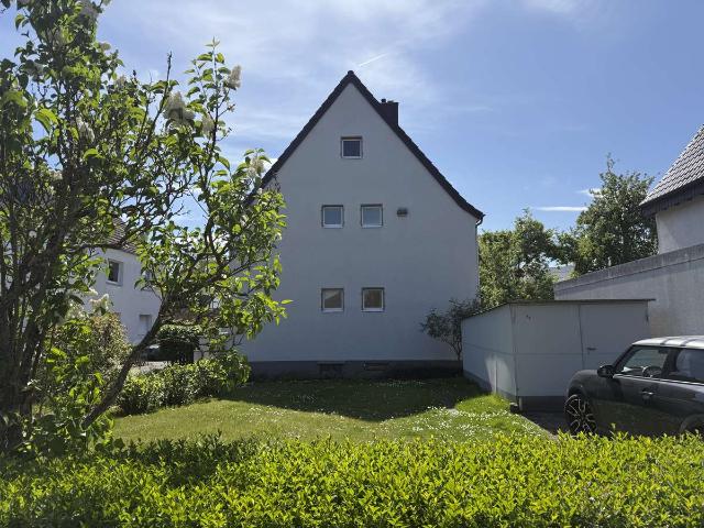 Freistehendes Einfamilienhaus mit sonnigem Garten, unterkellert und erweiterbar