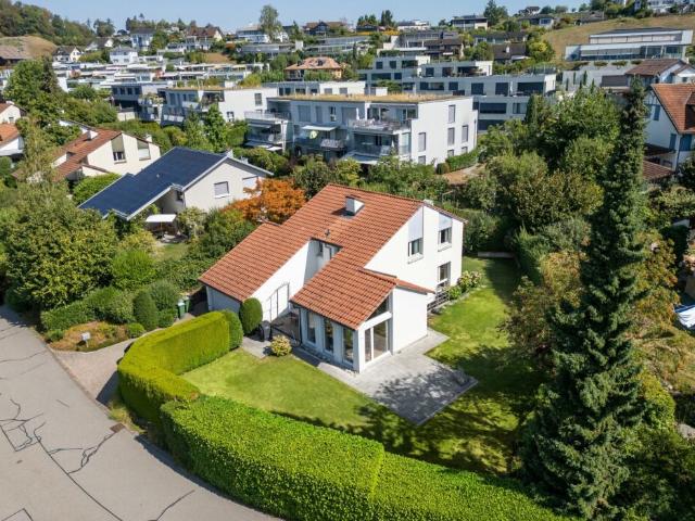 Freistehendes Einfamilienhaus mit sonnigen Aussenflächen und viel Privatsphäre