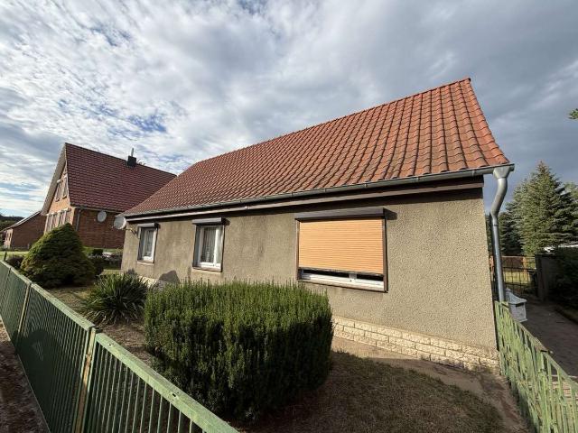 Freistehendes Einfamilienhaus mit Sanierungsbedarf auf traumhaft großem Gartengrundstück