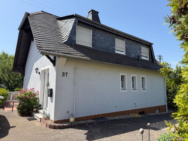 Freistehendes Einfamilienhaus mit schön angelegtem Grundstück und Garage