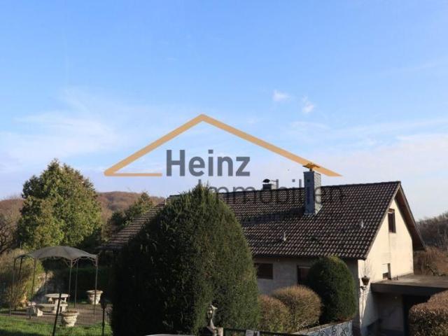 Freistehendes Einfamilienhaus mit schönem Garten und Garage