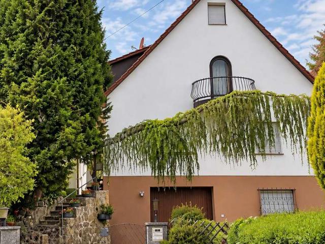 Freistehendes Einfamilienhaus mit separater Wohneinheit auf großzügigem Grundstück