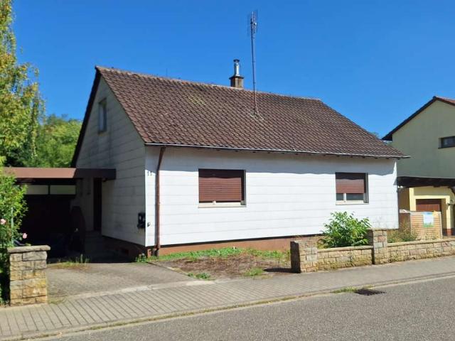 Freistehendes Einfamilienhaus mit Potenzial in guter Lage in Bretten Gölshausen