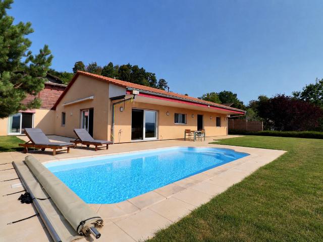 Freistehendes Einfamilienhaus mit Pool